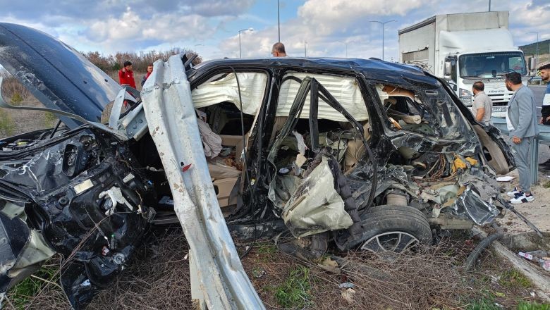 Lastiği Patlayan Jeep Kaza Yaptı! 3 Kişi Ağır Şekilde Yaralandı