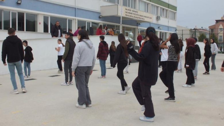 Öğrenciler Balıkesir Halk Oyunları Yarışması İçin Çalışıyor