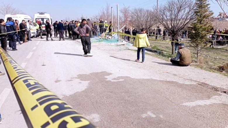 Otomobil Otobüs Durağına Çarptı: 4 Kişi Öldü