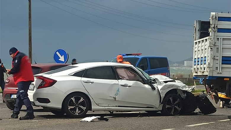 U Dönüşü Yapmaya Çalışan Kamyonet Kazaya Neden Oldu