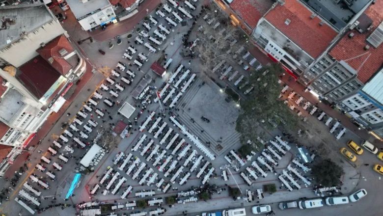 İftar Sofraları Burhaniye Halkını Bir Araya Getiriyor
