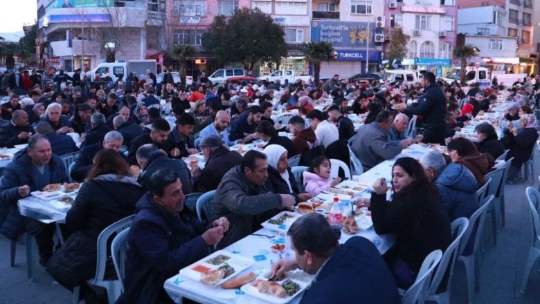 İftar Sofraları Burhaniye Halkını Bir Araya Getiriyor