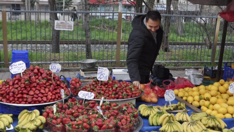 Cumartesi Pazarında Ramazan Bereketi Devam Ediyor