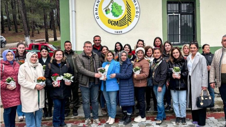 Edremitli Kadınlar Doğa İçin Lavanta Fidanı Dikti