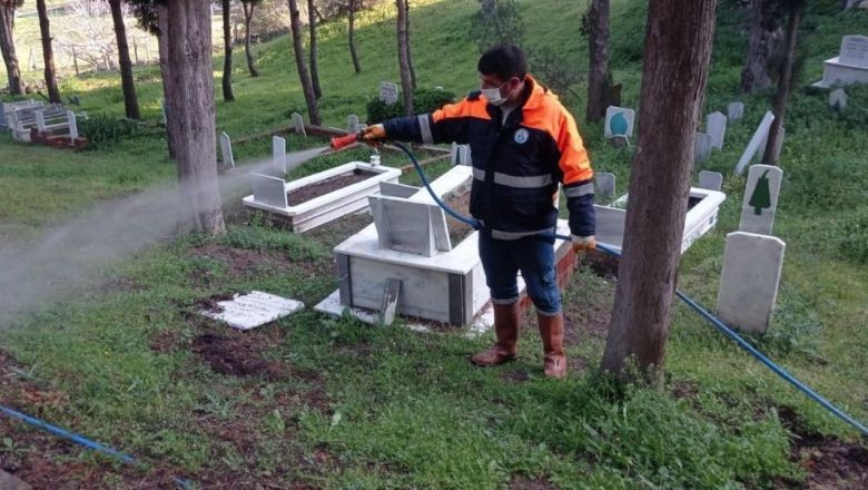 Ramazan Bayramı Öncesi Burhaniye'de Mezarlık Bakımı