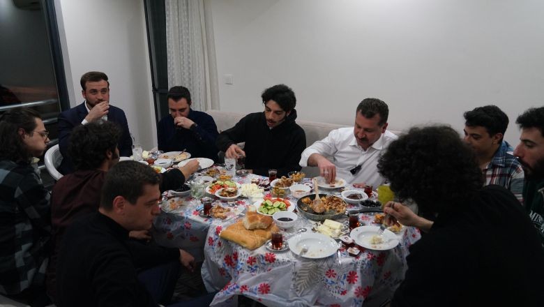 Başkan Yılmaz Öğrencilere Yemek Yaptı