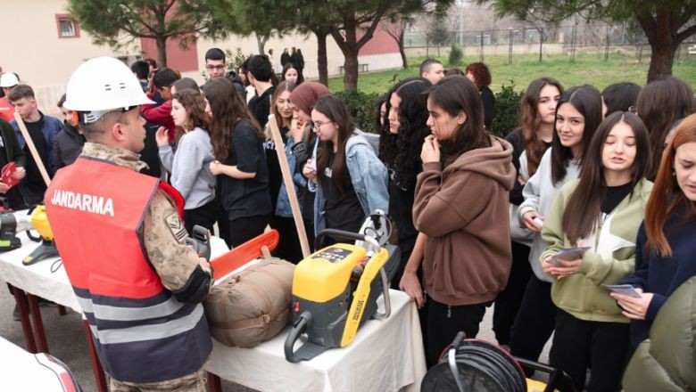 Balıkesir'de Öğrenciler Deprem Tahliye Tatbikatında