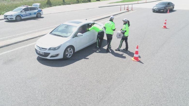 Balıkesir Emniyeti Bayram Denetimini Ailelere Yaptı