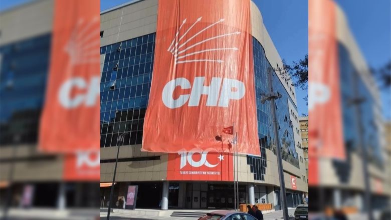 Balıkesir'de Büyükşehir Binasına CHP Bayrağı Asıldı