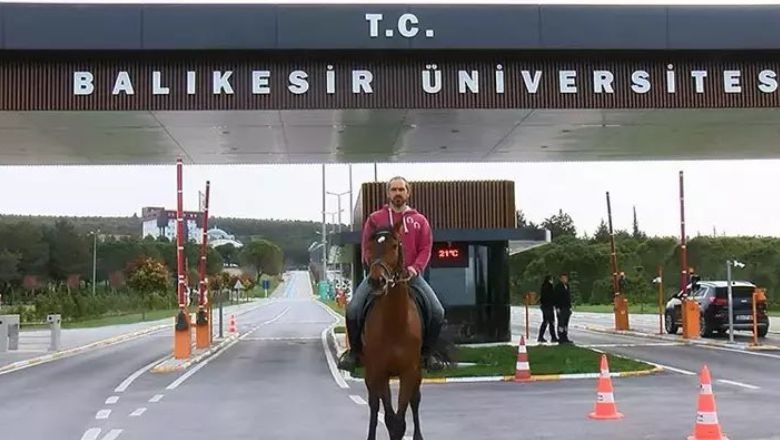 Balıkesir'de Profesör İşine Atla Gidiyor