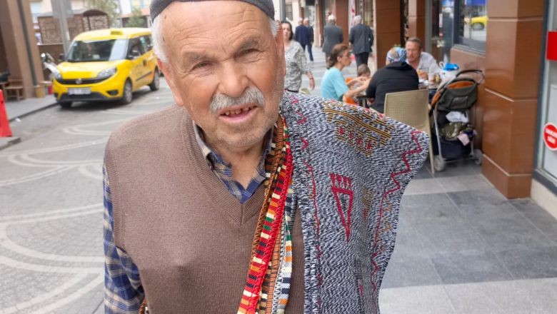 Balıkesirli Sanatçı Eserlerini Omuzunda Taşıyor