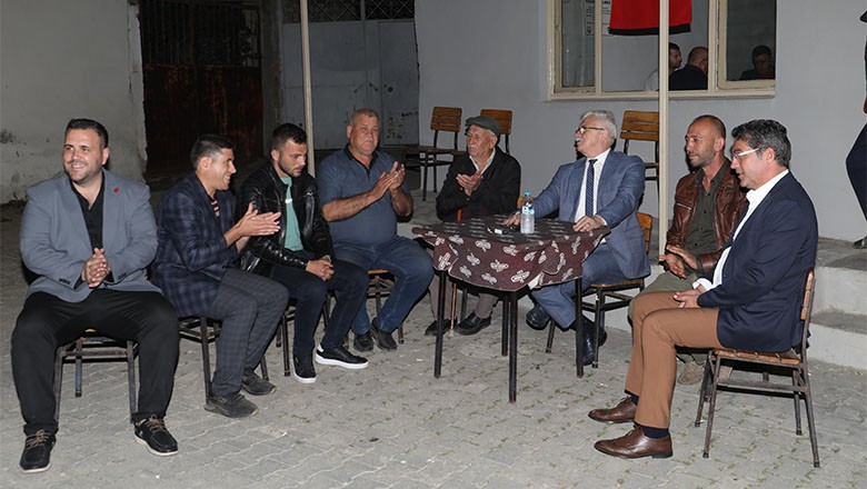 Başkan Deveciler, daha sonra mahalle sakinlerinin istek ve taleplerini dinledi