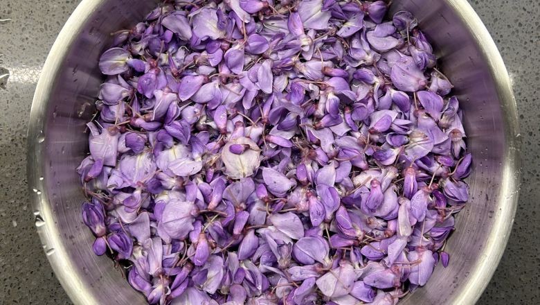 Dursunbey Mor Salkımı İki Farklı Tatla Değerlendiriyor