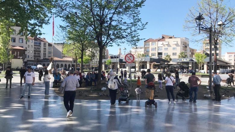 Güneşli Hava Balıkesir Caddelerine Can Verdi