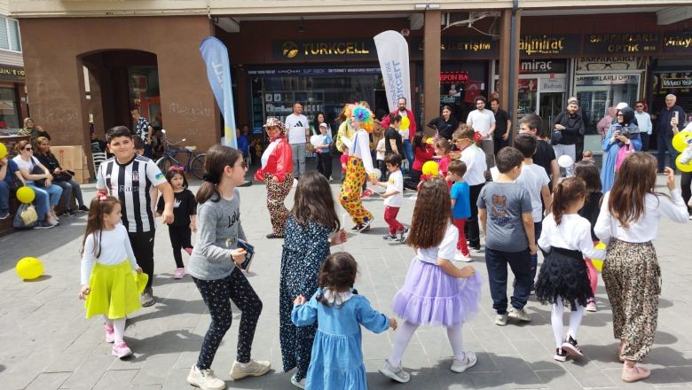 Merhaba Gazetesi Çocukların Bayramını Kutladı