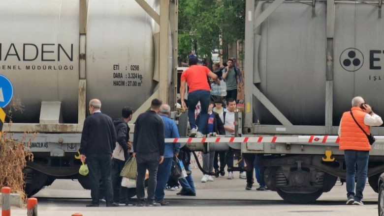 Tren Bandırma'da Yolu Kapattı!