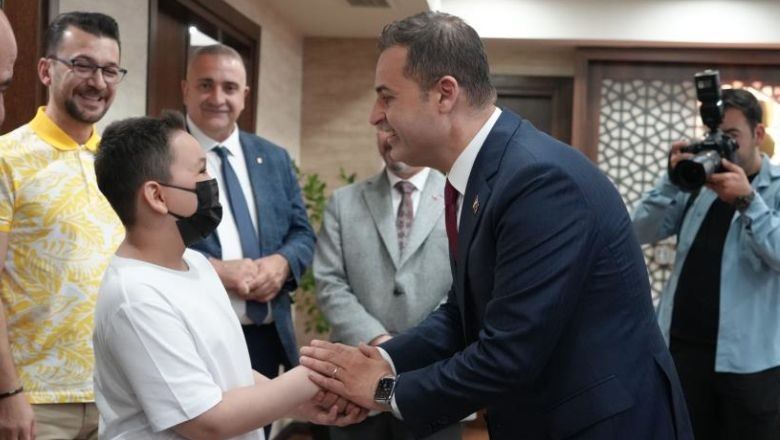 Ahmet Akın Koltuğunu Çocuklara Bıraktı