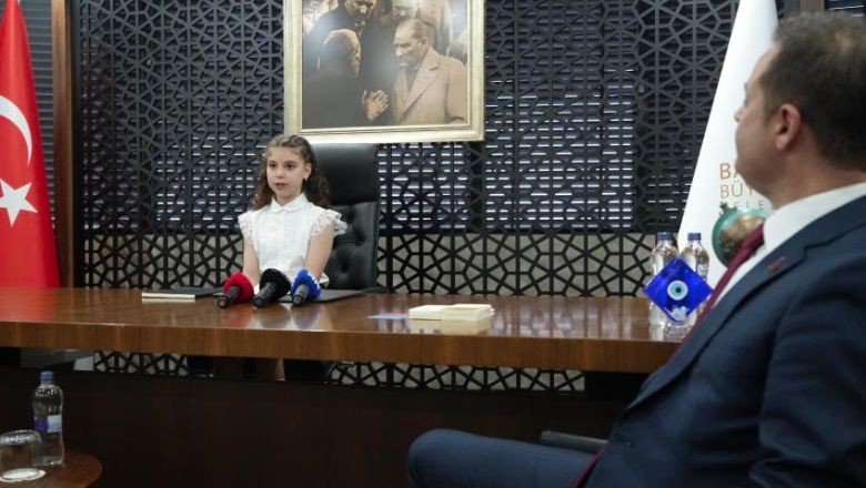 Ahmet Akın Koltuğunu Çocuklara Bıraktı