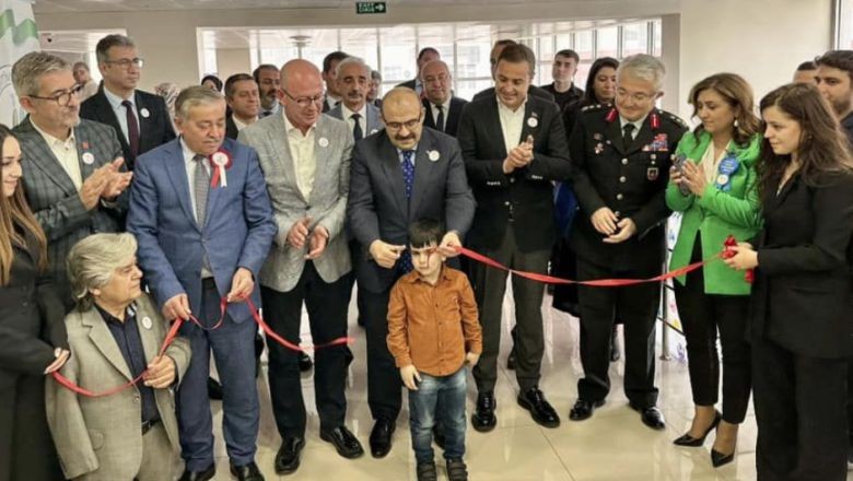 Başkan Akın Otizmli Öğrencilerin Sergisini Onurlandırdı
