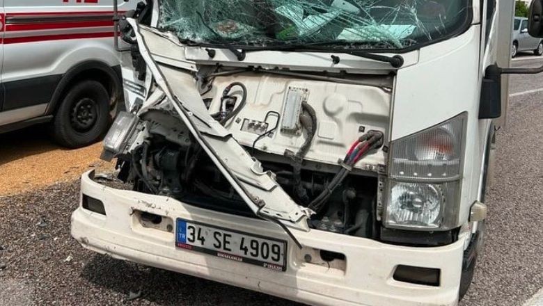 Gönen'de Traktör ile Kamyonet Çarpıştı: 1 Yaralı