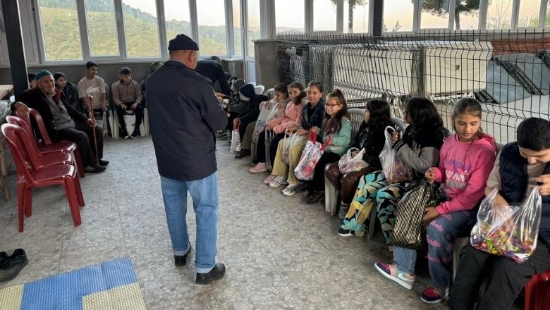 Bigadiç'te Geleneksel Sürpriz Çocukların Yüzünü Güldürüyor
