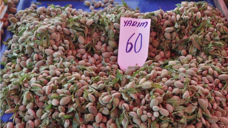 Balıkesir Pazarında Pazarcılar Bayramın Bereketini Yaşadı