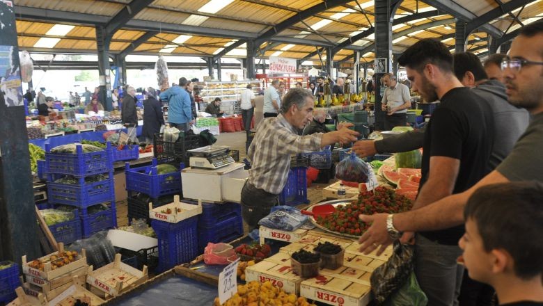 Sıcaklıklar Pazarcılara Zor Anlar Yaşattı Sıcaklıklar Pazarcılara Zor Anlar Yaşattı