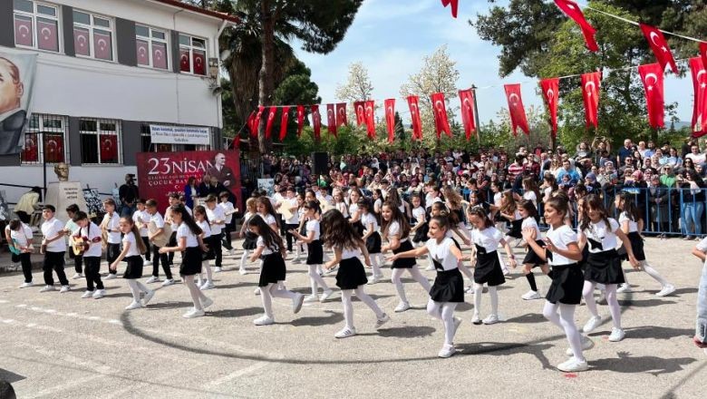 Çocuklar 23 Nisan Kutlamalarında Sındırgı'da Coştu!