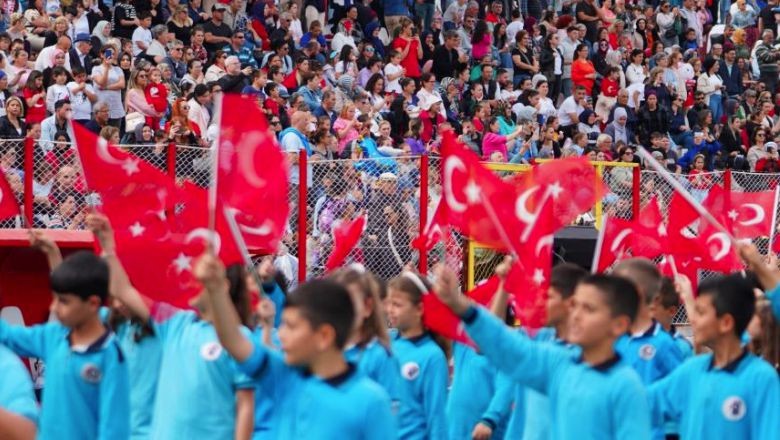 Ayvalık'ın Miniklerinden Bayram Sevinci