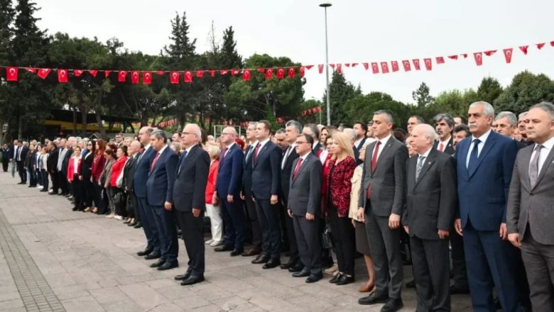 Balıkesir'de 23 Nisan Coşkusu Çelenk Sunumuyla Başladı