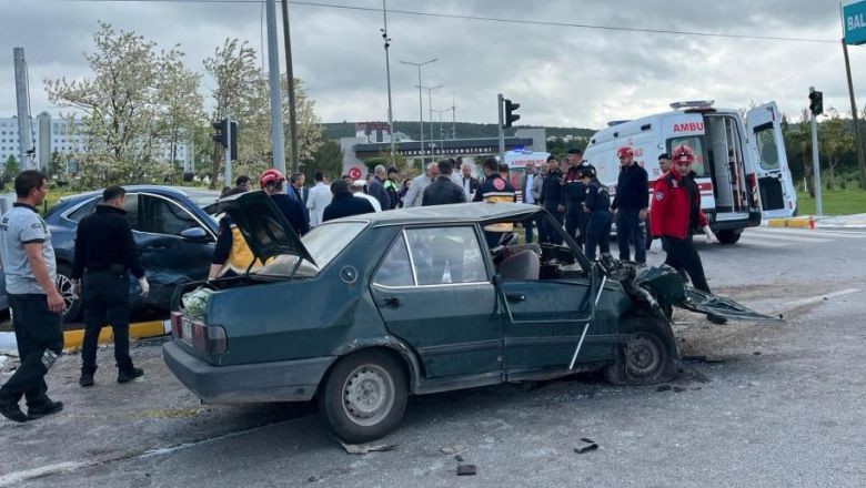 Balıkesir'de Trafik Kazası 1 Can Aldı 5 Kişi Yaralandı