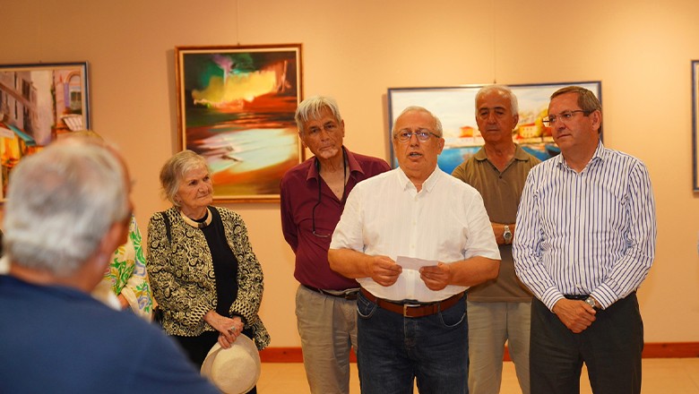 Ayvalık Kültür Sanat Derneği'nin geleneksel resim sergisi Orhan Peker Sanat Galerisi'nde başladı. Belediye Başkanı Mesut Ergin'in açılışını yaptığı sergide, kursiyerlerin yıl boyu ürettiği eserler sanatseverlerle buluştu. Sergi 28 Mayıs'a kadar açık kalacak.