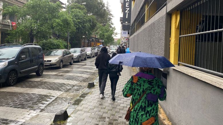 Balıkesir'de Sağanak Yağış Başladı