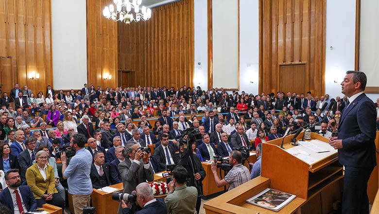 CHP'nin Genel Başkanı olarak kendi adaylığımı dayatmak gibi bir hata yapmayacağımdan herkes emin olsun