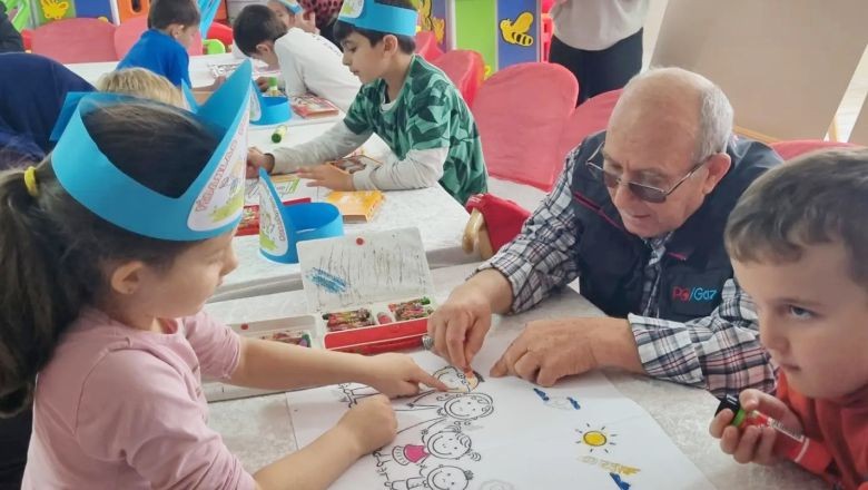 Çocuklar ve Yaşlılar Birlikte Resim Yaptı