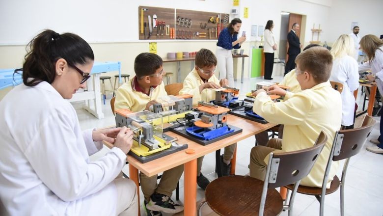 Müdür Tatlı Öğrencilerle Ahşap Bal Kaşığı Üretti