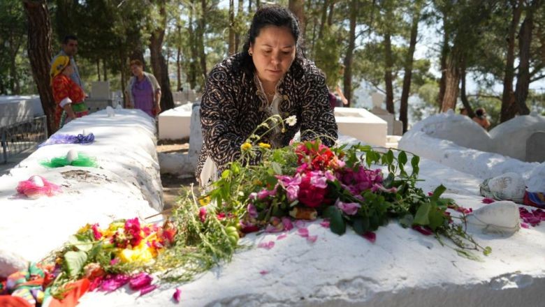 Tahtacılar Hıdırellezi Mezarlıkta Kutluyor