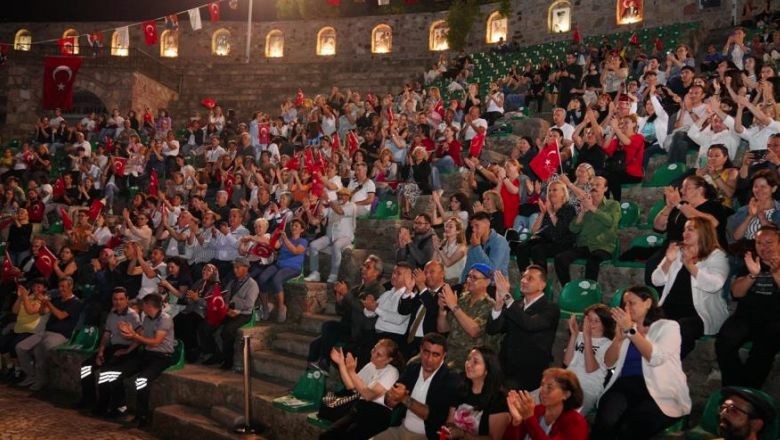 Ayvalık'ta Bu Konser Amfi Tiyatroda Yapıldı