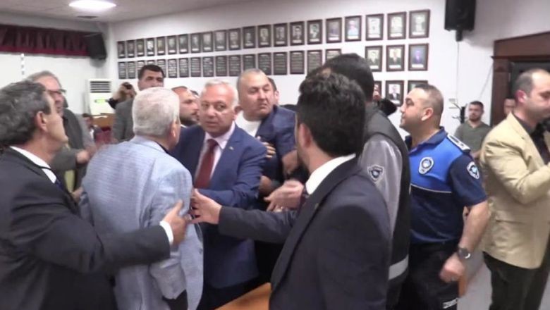 Bandırma Belediye Meclisi'nde Tansiyon Yükseldi: Canlı Yayın Kesildi
