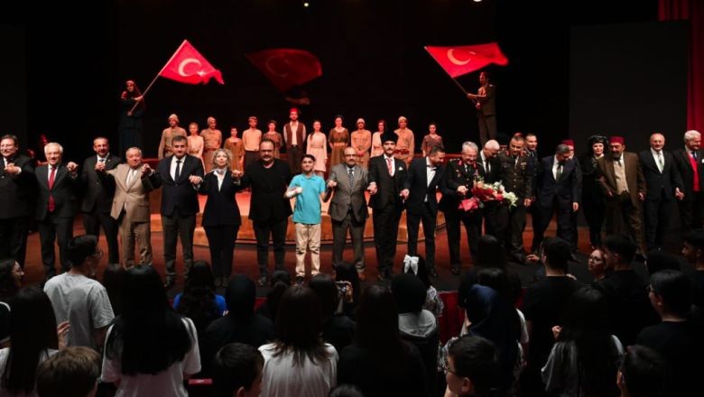 'Cumhuriyete Doğru' Tiyatro Gösterimi Balıkesir'de Gerçekleşti