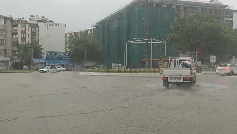 Edremit'te Yollar Kısa Sürede Göle Döndü