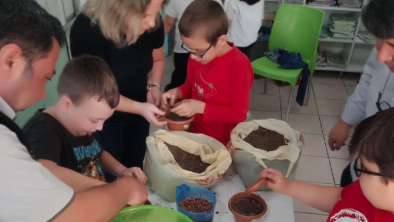 Balıkesir'de Minikler Fidan Dikimiyle Geleceğe Nefes Oluyor