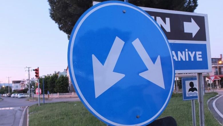 Burhaniye'de Kafa Karıştıran Levha: Yön Bulma Sorunu
