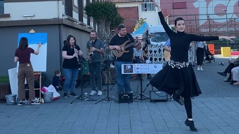 Balıkesir Meydanı Seyyah Sanat Grubu ile Canlandı