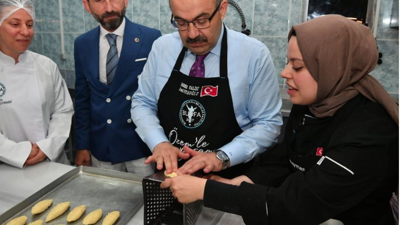 Vali Ustaoğlu Bu Yemekleri Elleriyle Yoğurdu!