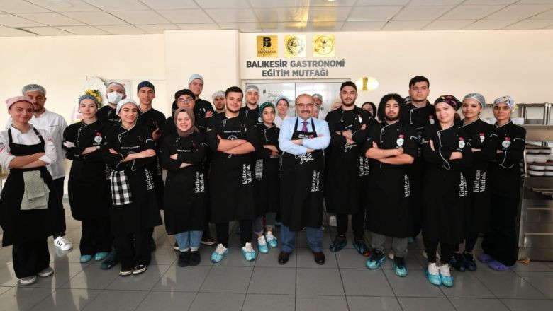 Vali Ustaoğlu Bu Yemekleri Elleriyle Yoğurdu!