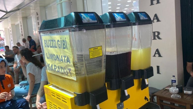 Balıkesirliler Buzlu Bardakla Serinliyor