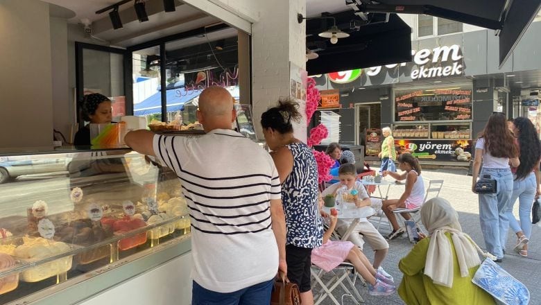Balıkesirliler Buzlu Bardakla Serinliyor