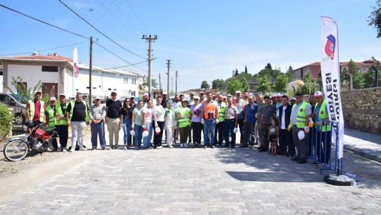 Başkan Sak Ve Sındırgı Halkı Parke Taşı Döşedi