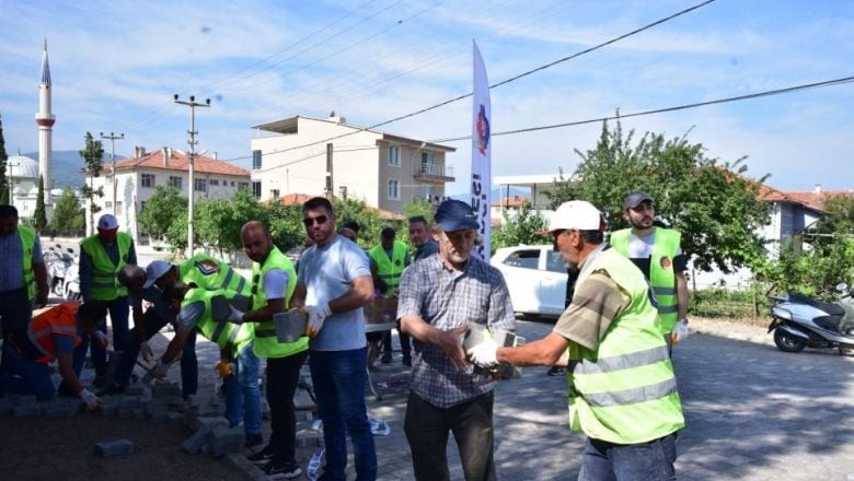Başkan Sak Ve Sındırgı Halkı Parke Taşı Döşedi